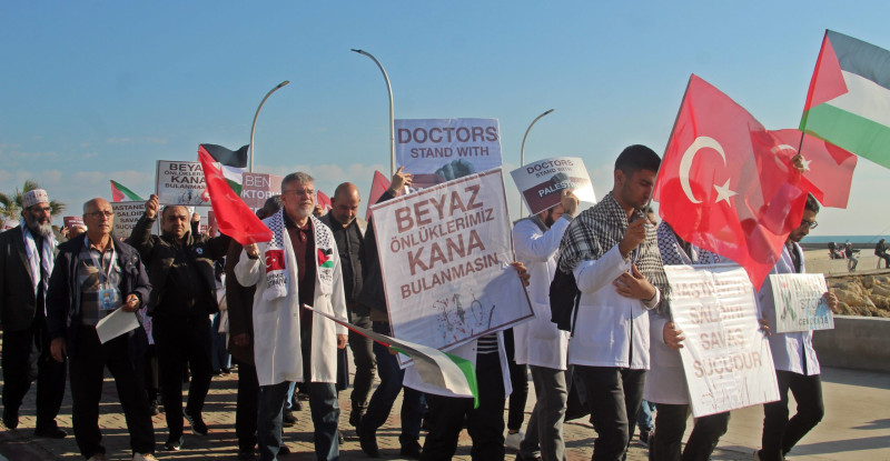ADANA VE MERSİN’DE SAĞLIK ÇALIŞANLARI, İSRAİL’İN GAZZE’DEKİ SALDIRILARINI PRETESTO ETTİ