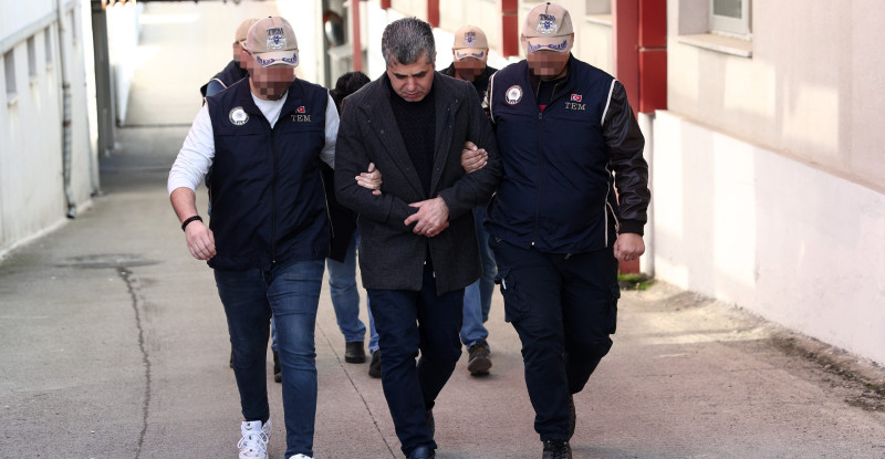 ADANA’DA FETÖ HÜKÜMLÜSÜ ESKİ KOMİSER YARDIMCISI VE ÖĞRETMEN YAKALANDI