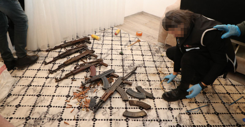 MERSİN’DE “ŞAHİNLER” OLARAK BİLİNEN SUÇ ÖRGÜTÜNE YÖNELİK OPERASYONDA 5 ZANLI YAKALANDI