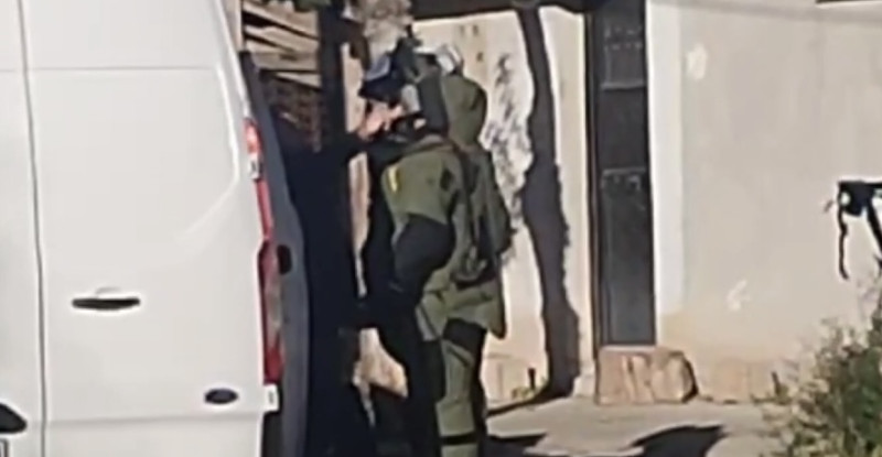 ADANA’DA ÜZERİNDE PATLAYICI OLDUĞUNU İDDİA EDEREK SOYGUN GİRİŞİMİNDE BULUNAN KİŞİ, KUYUMCUNUN PANİK BUTONUNA BASMASIYLA KAÇTI