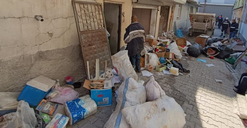 ADANA’DA 3 KATLI BİR EVDEN 10 Kamyon ÇÖP ÇIKTI!