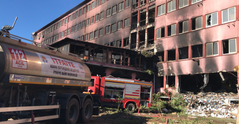 ADANA’DA YANAN ESKİ DEVLET HASTANESİ BİNASINDA İNCELEME BAŞLATILDI