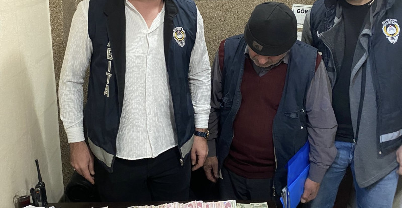 ADANA’DA ZABITANIN YAKALADIĞI DİLENCİNİN ÜZERİNDEN 9 BİN 62 LİRA ÇIKTI…!