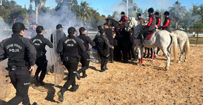ADANA’DA ATLI POLİSLER TOPLUMSAL OLAYLARA KARŞI TATBİKAT YAPTI