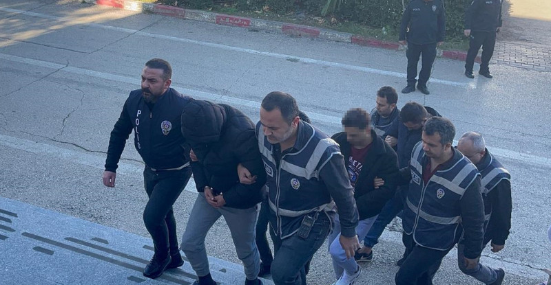 ADANA’DA  BİR KİŞİNİN TABANCAYLA ÖLDÜRÜLMESİYLE İLGİLİ 1 ŞÜPHELİ TUTUKLANDI