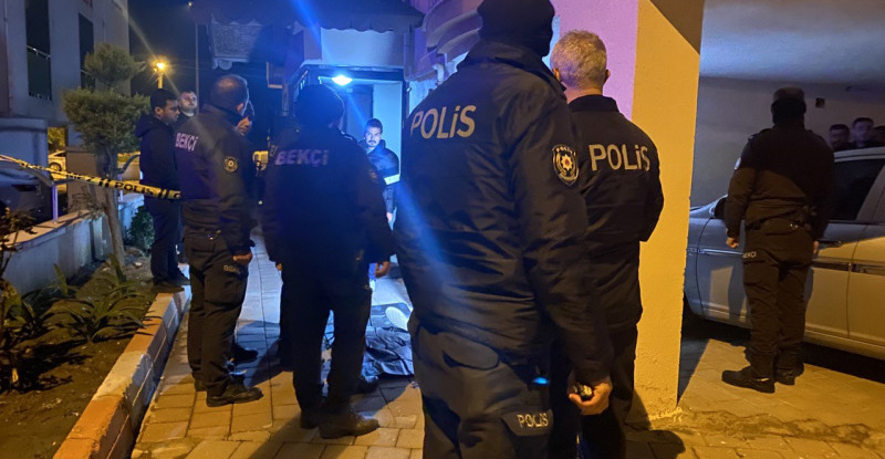 ADANA’NIN CEYHAN İLÇESİNDE  EVİNİN ÖNÜNDE OTOMOBİLİNDEN İNEN 1 KİŞİ SİLAHLA ÖLDÜRÜLDÜ