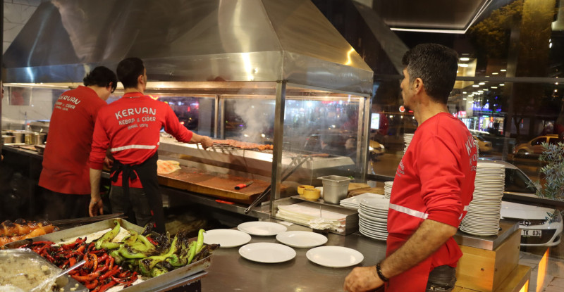 ADANA’DA ESNAF DA TÜKETİCİ DE RESTORANLARIN GİRİŞLERİNE FİYAT LİSTESİ KONULMASINDAN MEMNUN