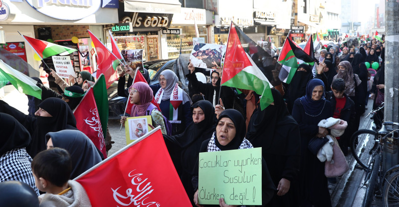 İSRAİL’İN GAZZE’YE YÖNELİK SALDIRISI ADANA’DA PROTESTO EDİLDİ