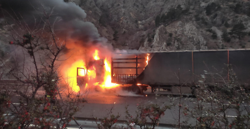 ADANA’DA SEYİR HALİNDEYKEN ALEV ALAN TIRDA HASAR OLUŞTU