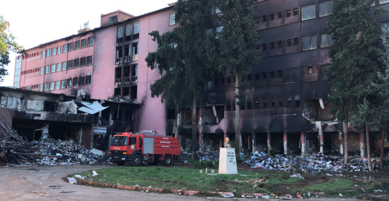 ADANA’DAKİ ESKİ DEVLET HASTANESİ YANGINIYLA İLGİLİ 2 ÇOCUK GÖZALTINA ALINDI…