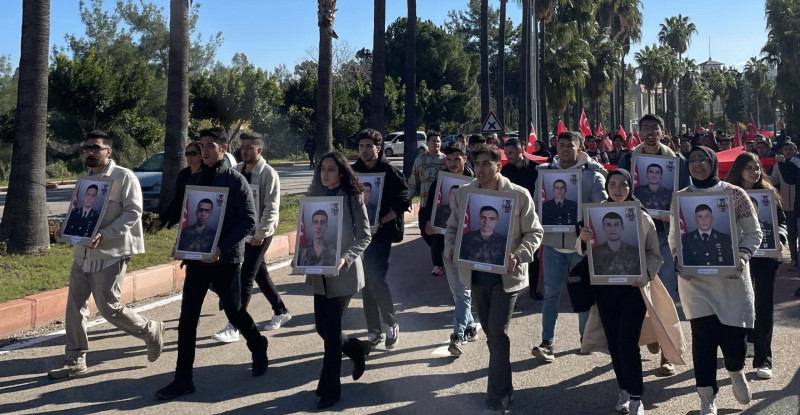 ADANA’DA ÜNİVERSİTE ÖĞRENCİLERİ ŞEHİT ASKERLER İÇİN YÜRÜDÜ