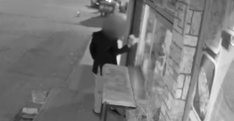 ADANA’DA EKMEK FIRININDAN SADAKA KUTUSUNUN ÇALINMASI GÜVENLİK KAMERASINDA