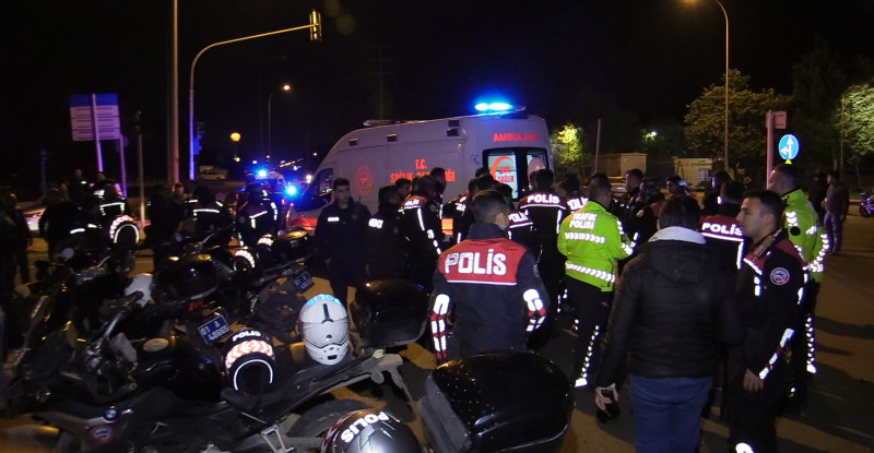 ADANA’DA ELEKTRİKLİ MOTOSİKLET İLE POLİS MOTOSİKLETİN ÇARPIŞTIĞI KAZADA 1 POLİS 2 KİŞİ YARALANDI