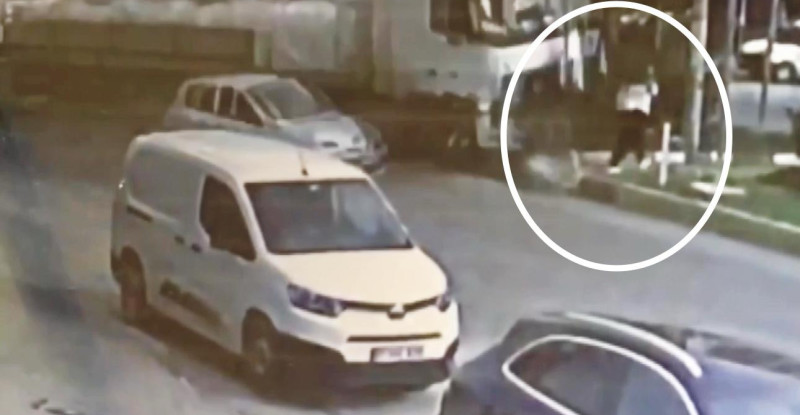 MERSİN’DE YAYA GEÇİDİNDEKİ ÖĞRENCİ KONTROLDEN ÇIKAN TIRDAN SON ANDA KURTULDU