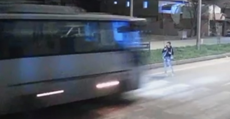 ADANA’DA REFÜJDE ARKADAŞIYLA ŞAKALAŞIRKEN BİR ANDA YOLA ATLAYAN SURİYELİ ÇOCUK “AMMAR ELMÜHEYMİD”E MİDİBÜSÜN ÇARPMASI SONUCU HAYATINI KAYBETTİ