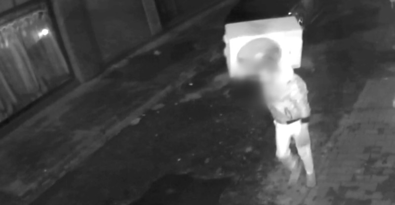 ADANA’DA BİR İŞ YERİNİN KLİMASINI ÇALMASI GÜVENLİK KAMERASINCA KAYDEDİLEN ŞÜPHELİ TUTUKLANDI