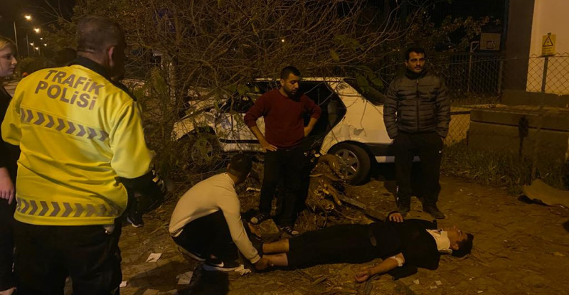 ADANA’DA İKİ OTOMOBİLİN ÇARPIŞMASI SONUCU 5 KİŞİ YARALANDI