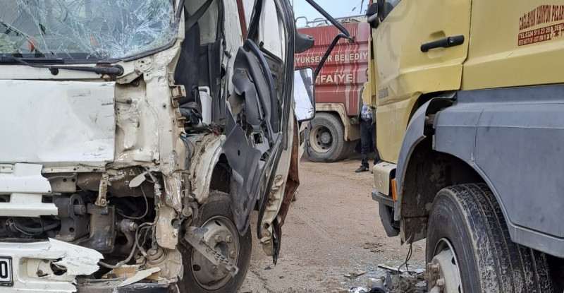 ADANA’NIN YUMURTALIK İLÇESİNDE ÇARPIŞAN 2 KAMYONUN SÜRÜCÜLERİ YARALANDI