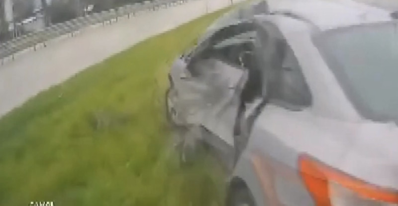 HATAY’DA OTOBÜSLE ÇARPIŞAN OTOMOBİLDEKİ 2 KİŞİ YARALANDI