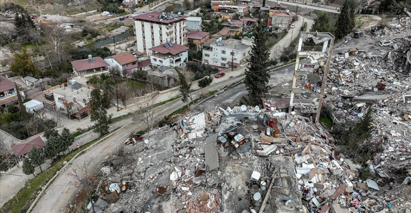 HATAY’DA DEPREMDE 36 KİŞİNİN ÖLDÜĞÜ BİNANIN “MALZEME DAYANIMI” YETERSİZ BULUNDU…!