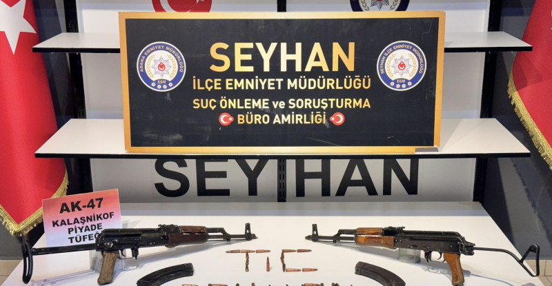 ADANA’DA BİR EVDE 2 KALAŞNİKOF TÜFEK BULUNDU, 2 KİŞİ TUTUKLANDI