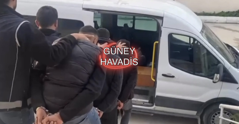 HATAY’DA YURDA YASA DIŞI YOLLARLA GİRDİĞİ BELİRLENEN 52 DÜZENSİZ GÖÇMEN YAKALANDI