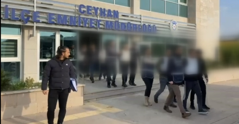 ADANA’NIN CEYHAN İLÇESİNDE BİR KİŞİNİN EVİNİN ÖNÜNDE SİLAHLA ÖLDÜRÜLMESİYLE İLGİLİ 4 ŞÜPHELİ TUTUKLANDI