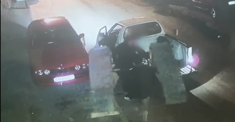 MERSİN’DE OTO TAMİR DÜKKANININ ÖNÜNDEKİ RAMPANIN 2 KİŞİ TARAFINDAN PLAKASIZ KAMYONETE YÜKLENEREK ÇALINMASI KAMERADA