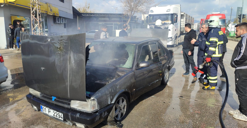 KOZAN’DA SEYİR HALİNDEKİ OTOMOBİL YANDI