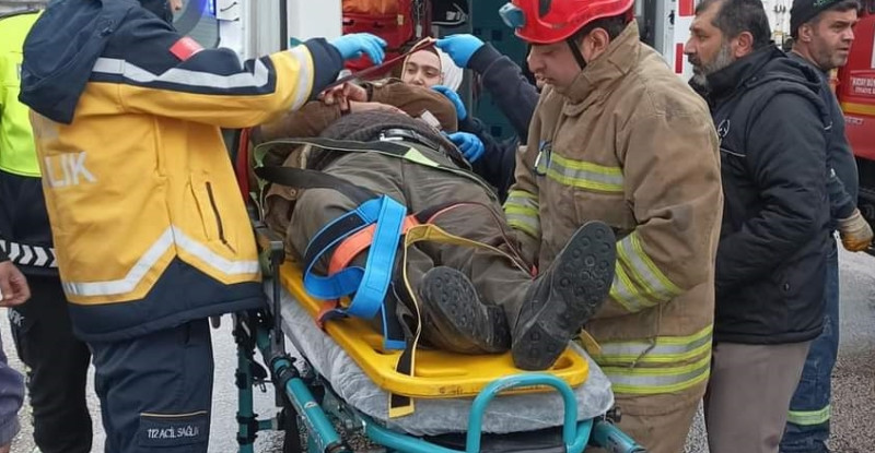 HATAY’DA OTOMOBİLLE TIRIN ÇARPIŞMASI SONUCU 2 KİŞİ YARALANDI