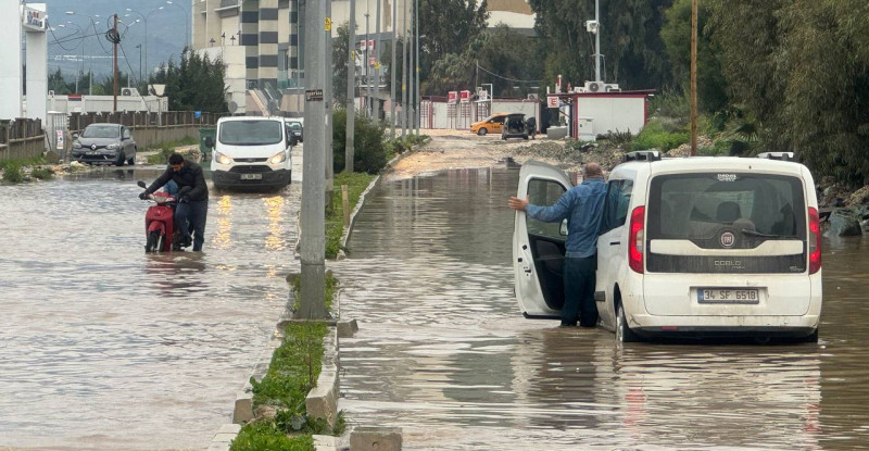 HATAY’DA SAĞANAK HAYATI OLUMSUZ ETKİLEDİ