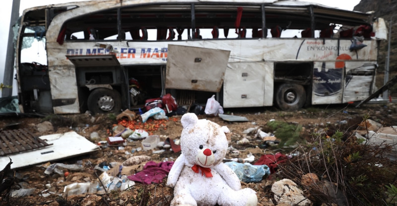MERSİN’ DE DEVRİLEN YOLCU OTOBÜSÜNDEKİ 9 KİŞİ ÖLDÜ, 13 ‘Ü AĞIR 30 KİŞİ YARALANDI