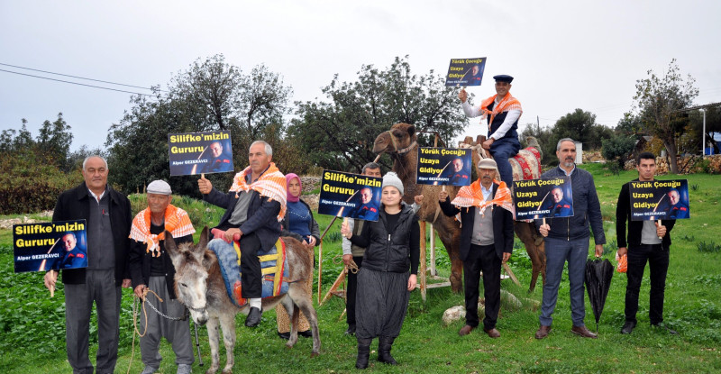 MERSİN’Lİ YÖRÜKLER HEMŞEHRİLERİ ASRONOT GEZERAVCI’YA DESTEK İÇİN DEVELERİYLE ETKİNLİK DÜZENLENDİ