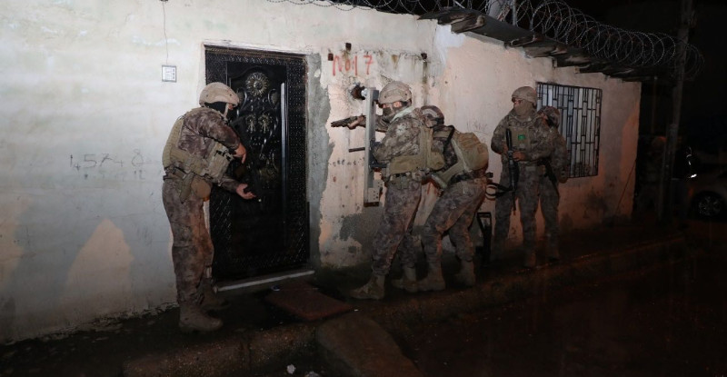 MERSİN’DE “TORBACI” DİYE TABİR EDİLEN UYUŞTURUCU SATICILARINA YÖNELİK OPERASYONDA 21 GÖZALTI