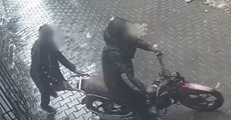 ADANA’DA GÜVENLİK KAMERASINDAN TESPİT EDİLEREK GÖZALTINA ALINAN 2 HIRSIZLIK ZANLISI CEZAEVİNE GÖNDERİLDİ