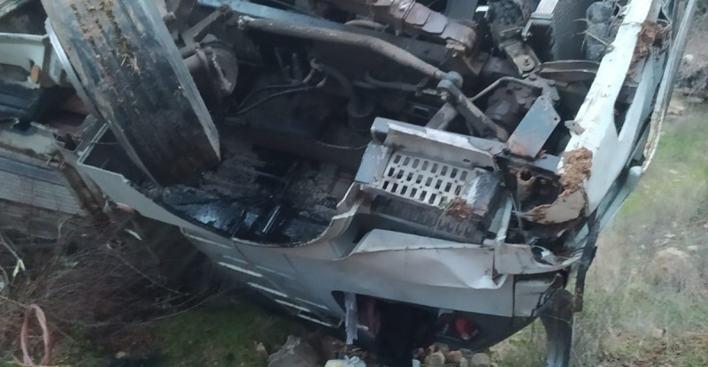 MERSİN’DE KONTROLDEN ÇIKARAK ŞAROMPELE DEVRİLEN KAMYONUN SÜRÜCÜSÜ YARALANDI