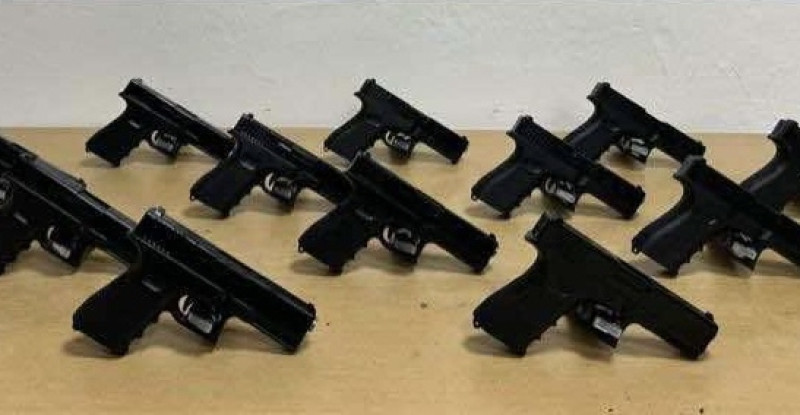 ADANA’DA BİR ARAÇTA RUHSATSIZ 12 TABANCA ELE GEÇİRİLDİ