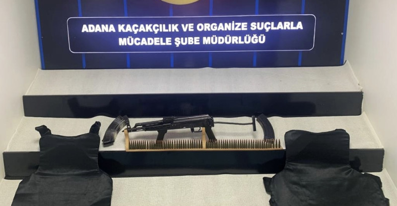 ADANA’DA BİR EVDE KALAŞNİKOF TÜFEK VE 2 ÇELİK YELEK ELE GEÇİRİLDİ