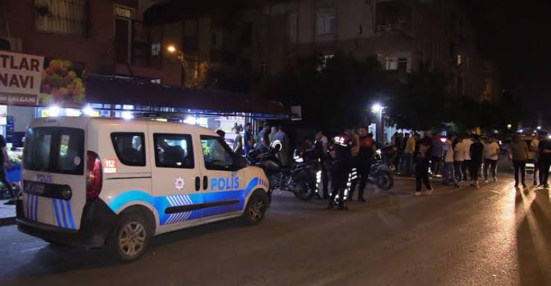 ADANA’DA OTOMOBİL İLE YUNUS EKİBİNE AİT MOTOSİKLETİN ÇARPIŞMASI SONUCU 2 POLİS YARALANDI