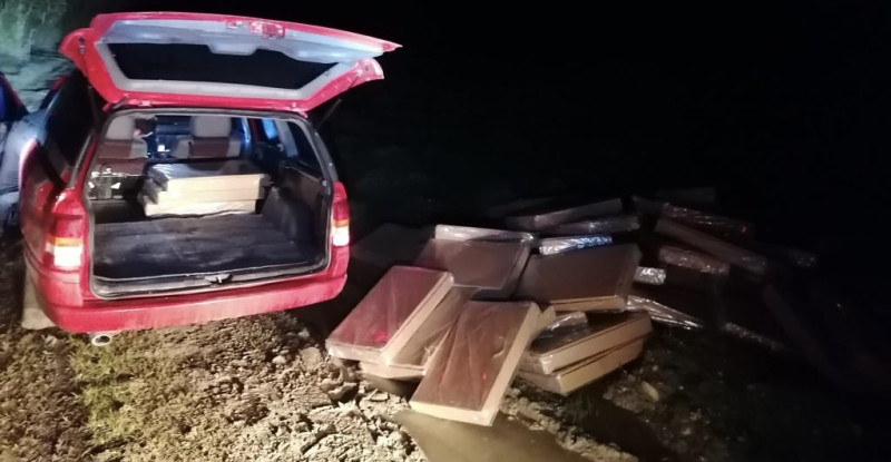 ADANA’DA POLİSİN ‘DUR’ İHTARINA UYMAYAN OTOMOBİLDE 270 BİN ADET DOLU MAKARON ELE GEÇİRİLDİ