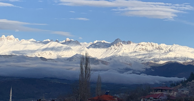 ADANA’NIN ALADAĞ İLÇESİNİN YÜKSEK KESİMLERİ KAR YAĞIŞIYLA BEYAZA BÜRÜNDÜ