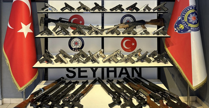 ADANA’DA RUHSATSIZ 50 SİLAH ELE GEÇİRİLDİ