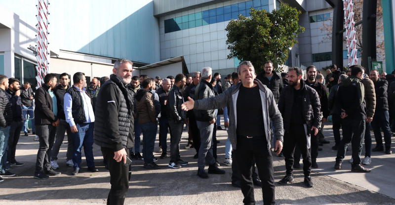 ADANA’DA 2 AYDIR MAAŞ ALAMADIKLARINI BELİRTEN İŞÇİLERDEN EYLEM