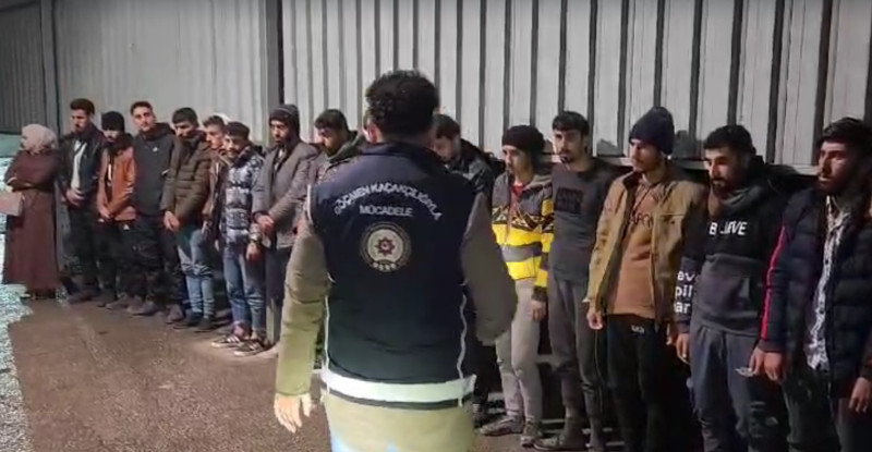 OSMANİYE’DE YURDA YASA DIŞI YOLLARLA GİRDİKLERİ BELİRLENEN 14 SURİYE UYRUKLU YAKALANDI