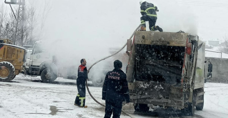 ADANA’DA BELEDİYEYE AİT ÇÖP KAMYONUNDA YANGIN ÇIKTI, İTFAİYE EKİPLERİ YANGIN BÜYÜMEDEN SÖNDÜRDÜ
