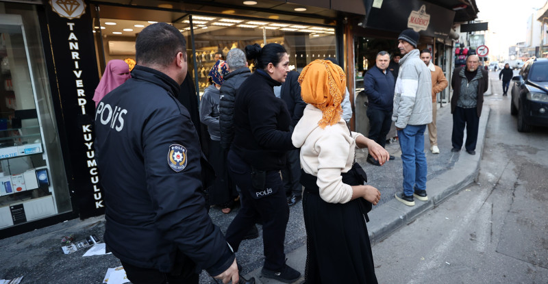 ADANA’DA KUYUMCUDAN ALTIN ÇALMAYA ÇALIŞAN 5 KİŞİ YAKALANDI