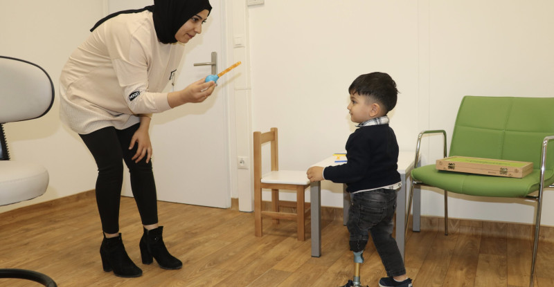 HATAY’DA ANNESİYLE 6 ŞUBAT DEPMREMİNDE YIKILAN BİNANIN ENKAZINDAN ÇIKARILAN 3 YAŞINDAKİ ÇOCUK TAKILAN PROTEZ BACAK SAYESİNDE YÜRÜMEYE BAŞLADI