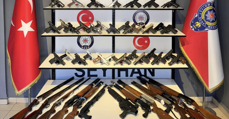 ADANA’NIN SEYHAN İLÇESİNDE POLİSİN GEÇEN HAFTA GERÇEKLEŞTİRDİĞİ OPERASYON VE DENETİMLERDE 50 RUHSATSIZ SİLAH ELE GEÇİRİLDİ