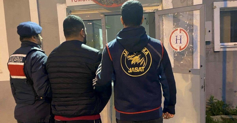 ADANA’DA 14 YIL HAPİS CEZASIYLA ARANAN FİRARİ HÜKÜMLÜ OPERASYONLA YAKALANDI
