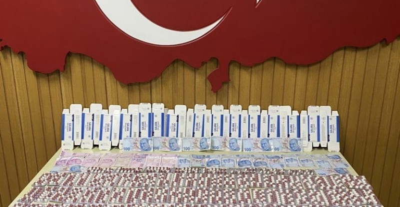 MERSİN’DE OTOMOBİLİN MEDYA OYNATICI VE VİTES KONSOLU KISMINA GİZLENMİŞ 1158 UYUŞTURUCU HAP YAKALANDI